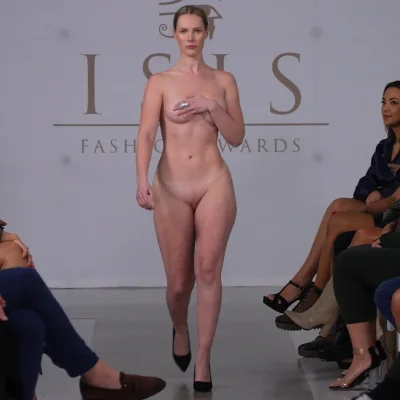 Показ голых девушек