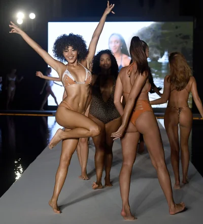 Голые манекенщицы за кулисами