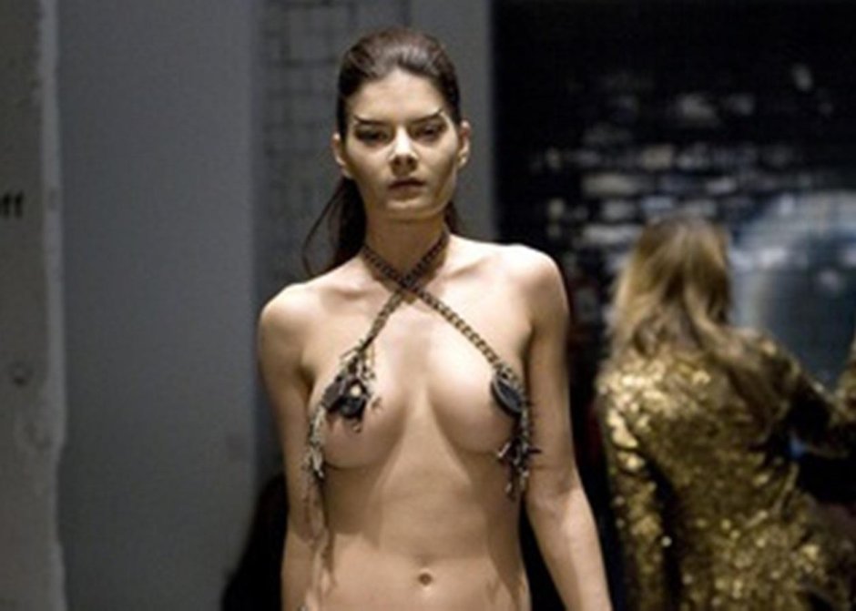 Голые на подиуме