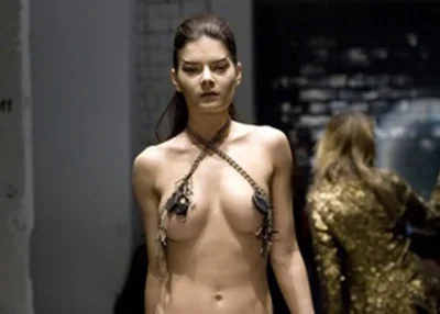 Голые на подиуме