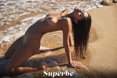 Раздевается на пляже