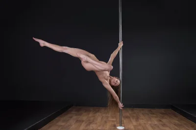 Голая гимнастика на шесте