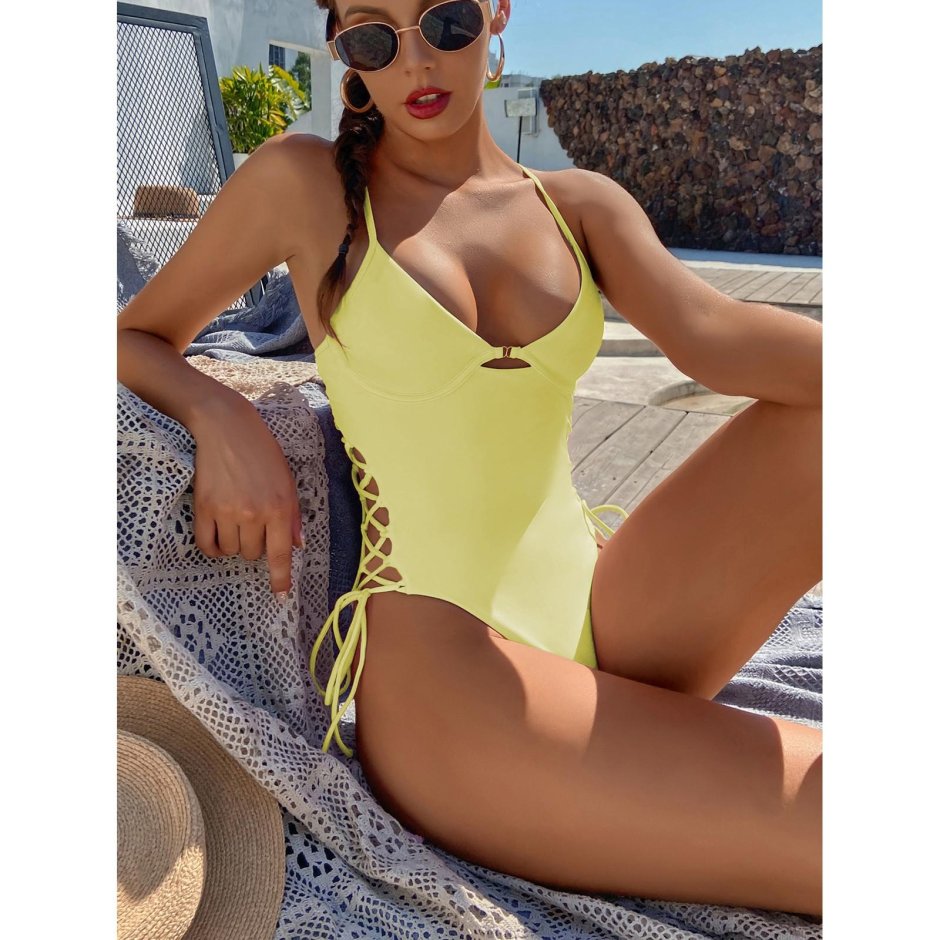 Слитный купальник на шнуровке