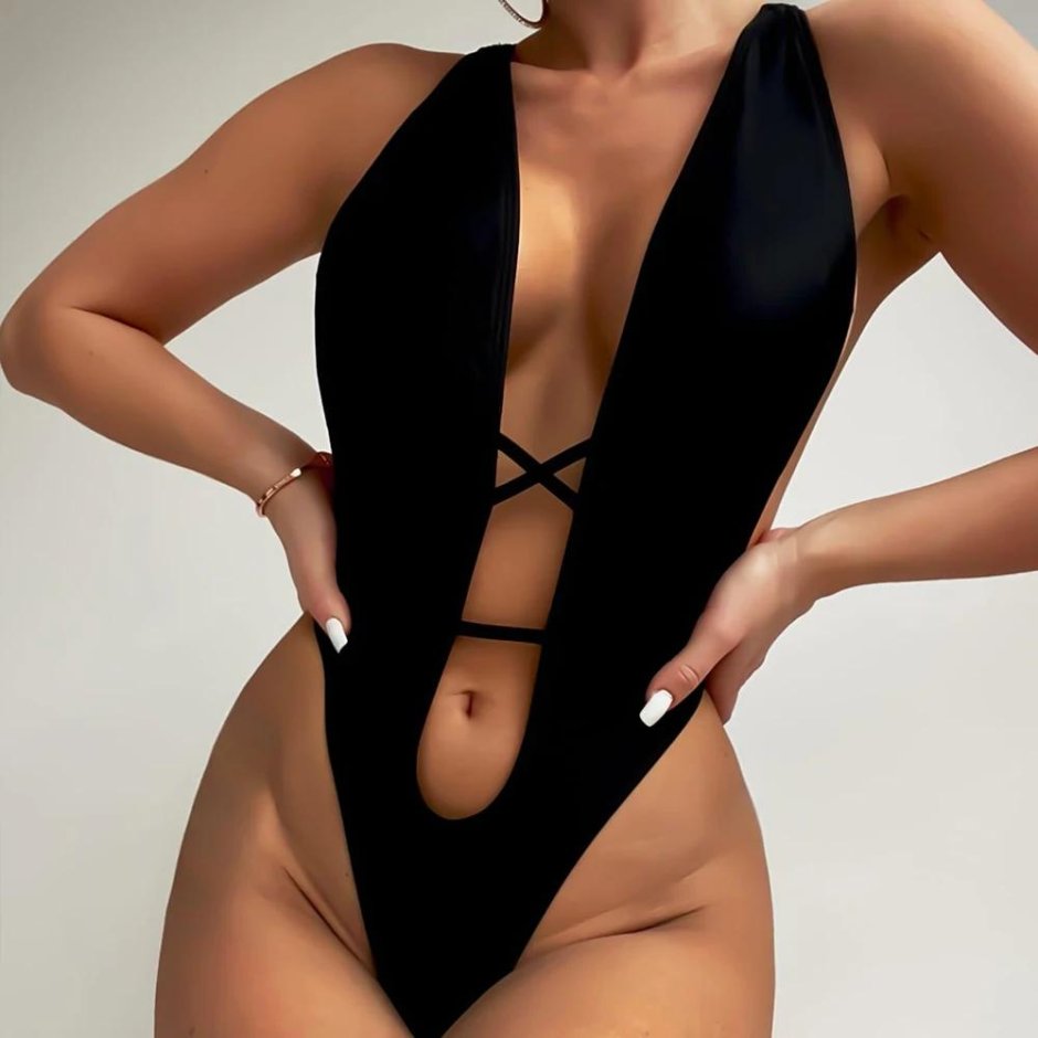 Женский купальник с вырезом