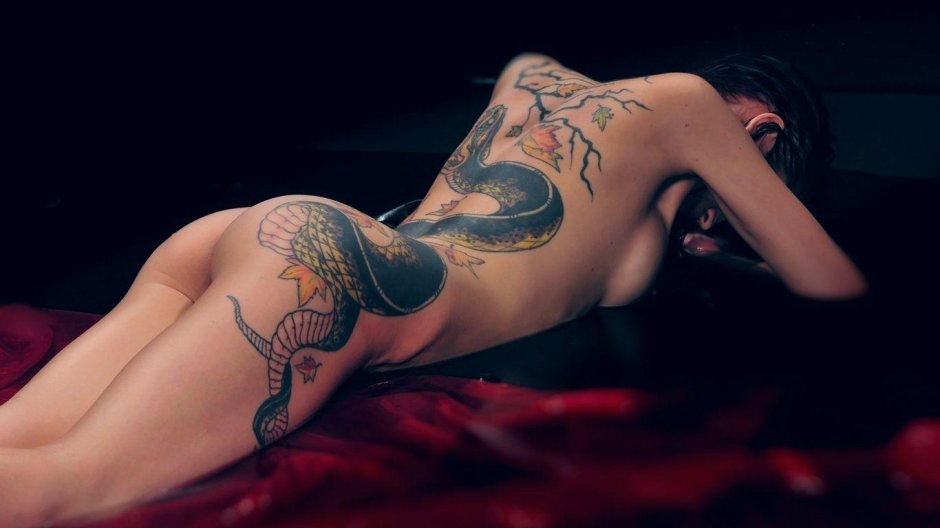 Тату змея для девушек насспине