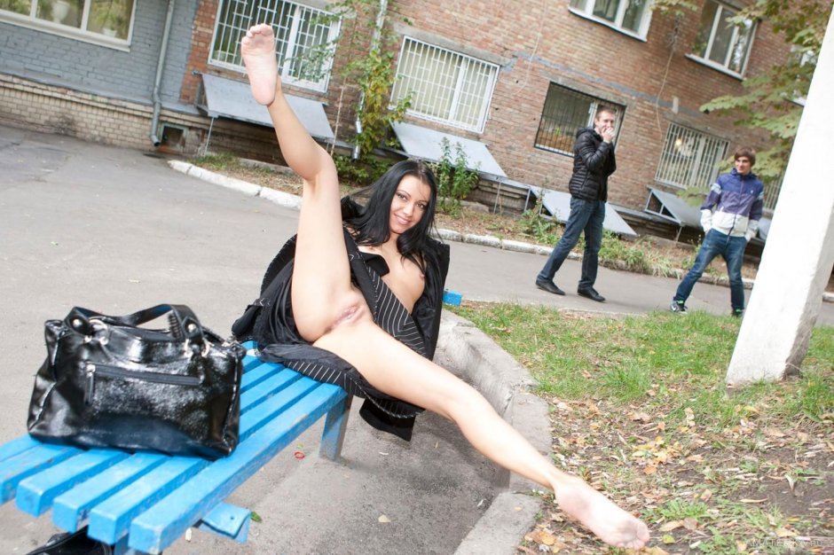На улице без трусиков