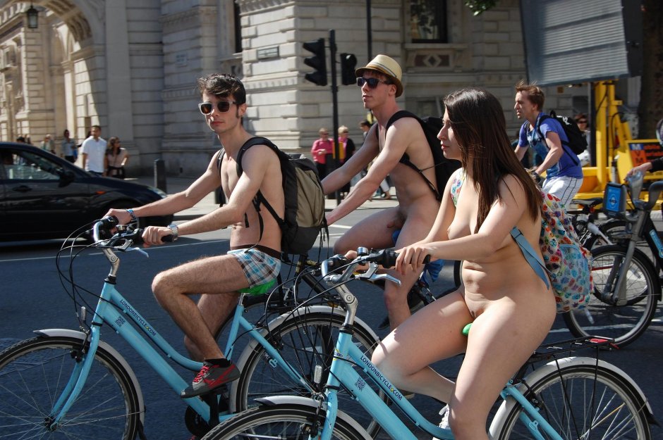 Голые женщины на велопробеге