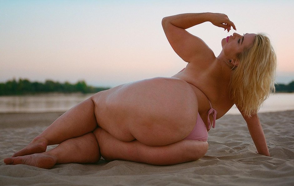 Голые женщины плюс сайз на пляже