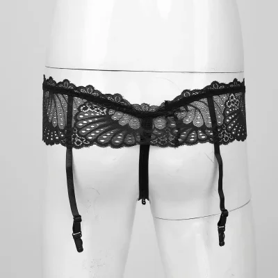 Мужские кружевные трусы с вырезом на модели