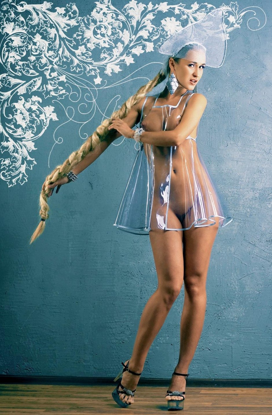 Девушки в национальных нарядах ню