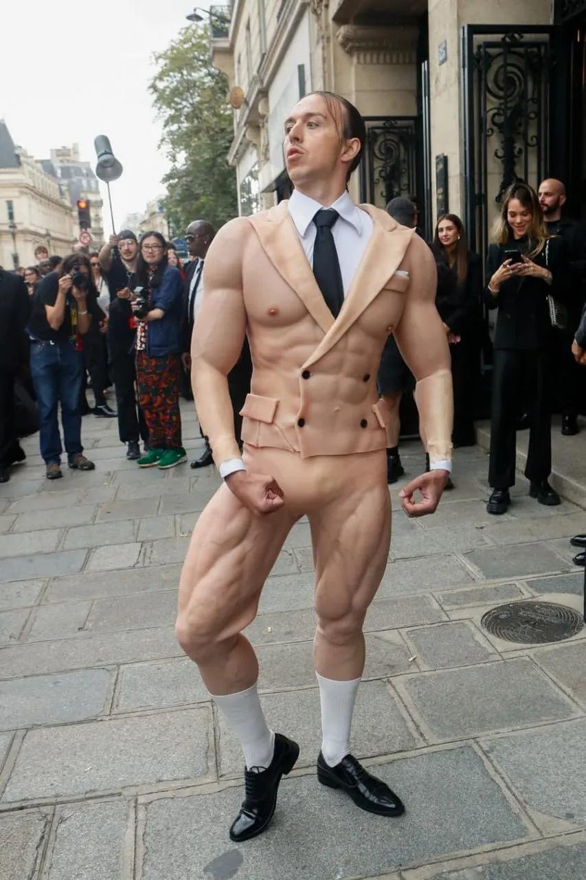 Голые парни в деловых костюмах