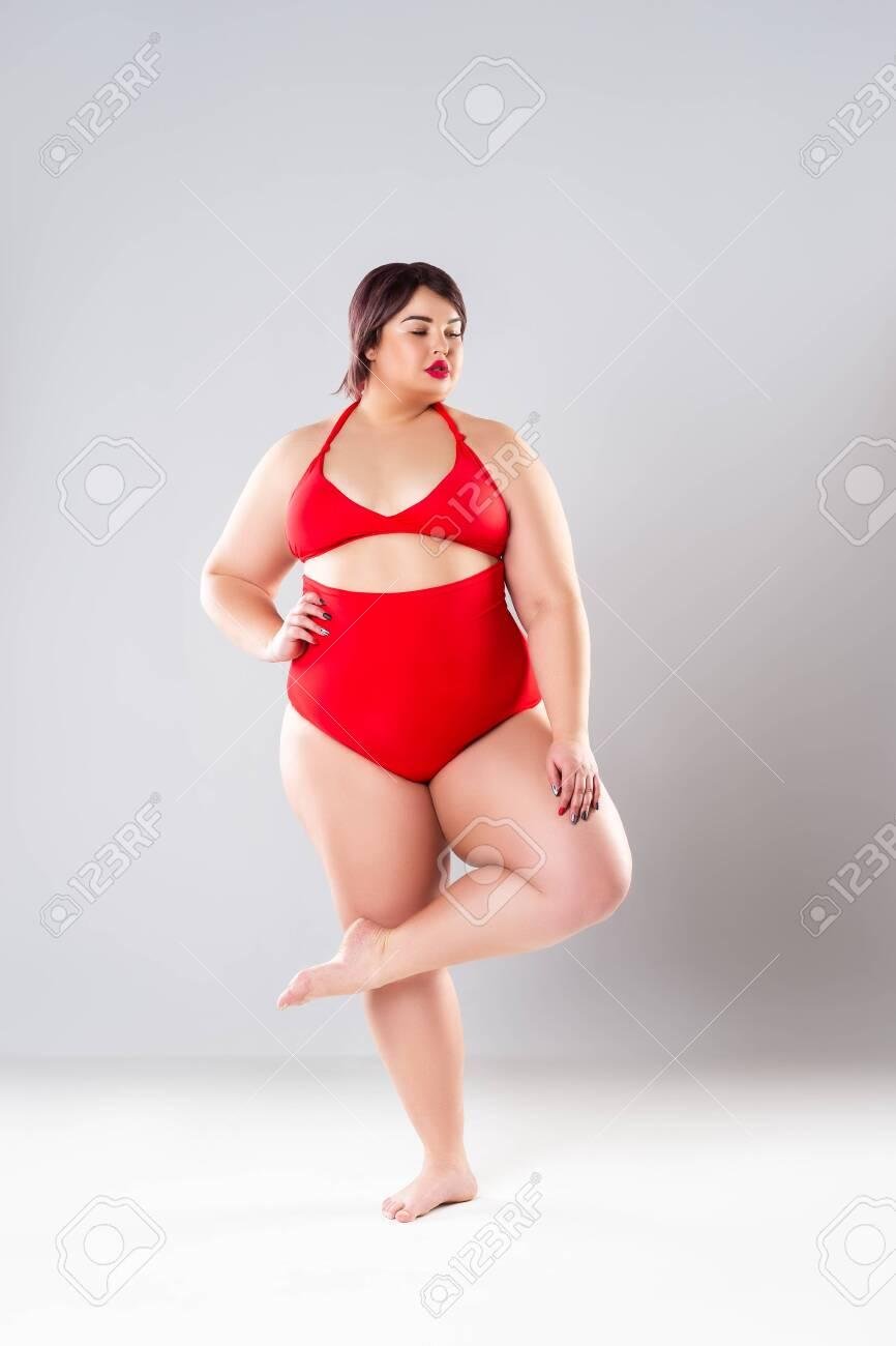 Толстушки в красных купальниках