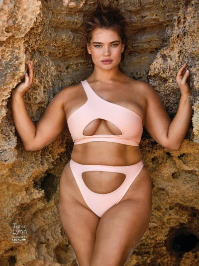 Модели плюс сайз в бикини