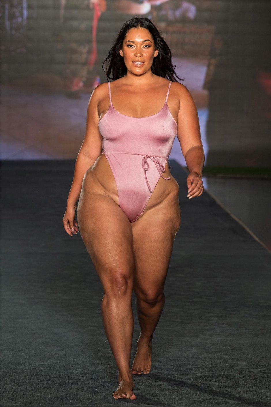 Модели плюс сайз на подиуме купальник