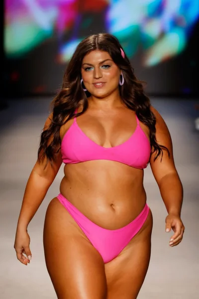 Показ мод бикини плюс сайз