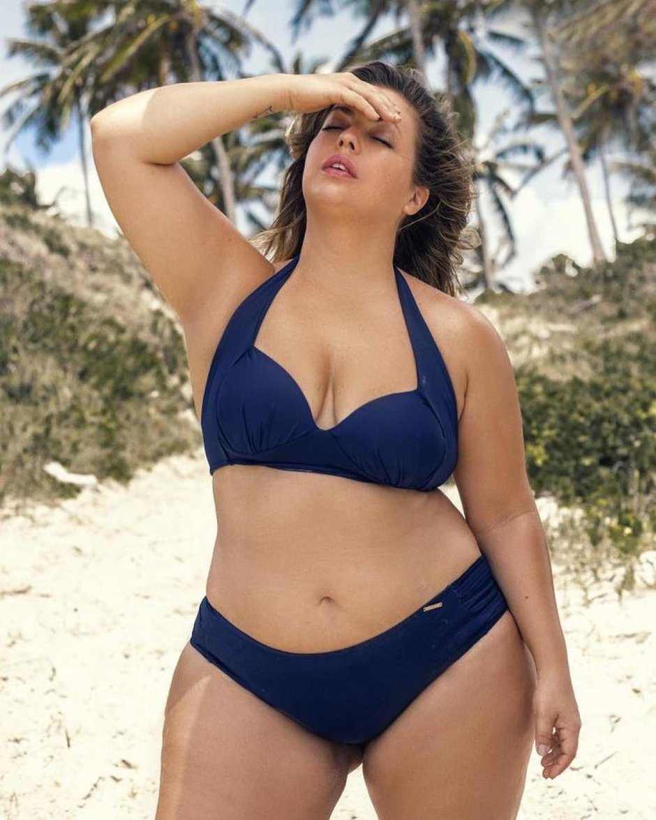 Модели плюс сайз в бикини