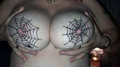 Тату паутина на груди
