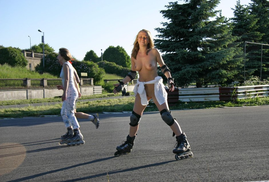 Катание на роликах голышом