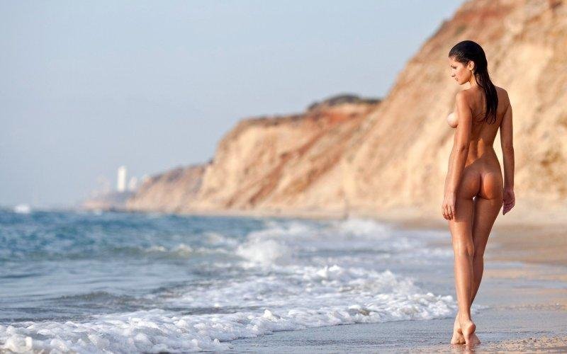 Голая девушка на пляже