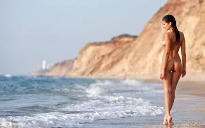 Голая девушка на пляже