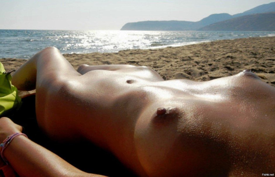Девушка загорает голышом