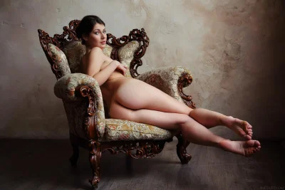 Голые женщины в шикарных креслах