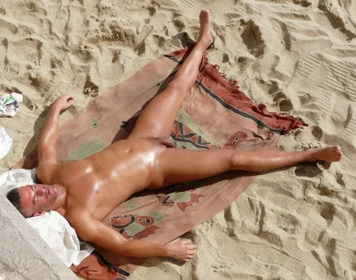 Голые мужчины на пляже