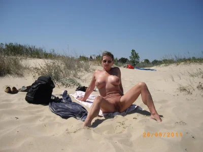 Голые зрелки на пляже
