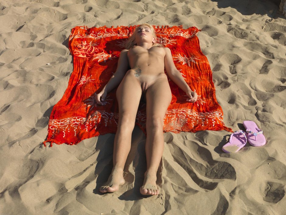 Девушка без трусов на пляже