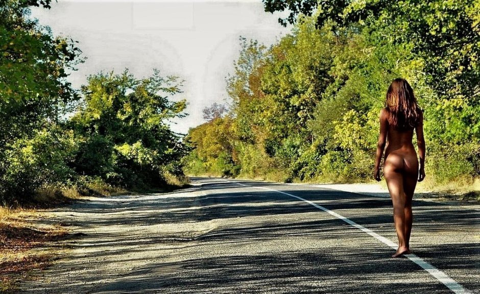 Девушка на дороге