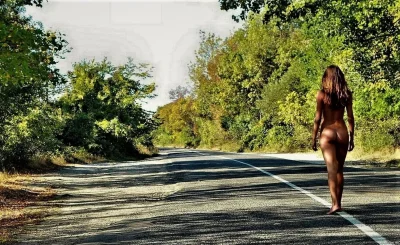 Девушка на дороге