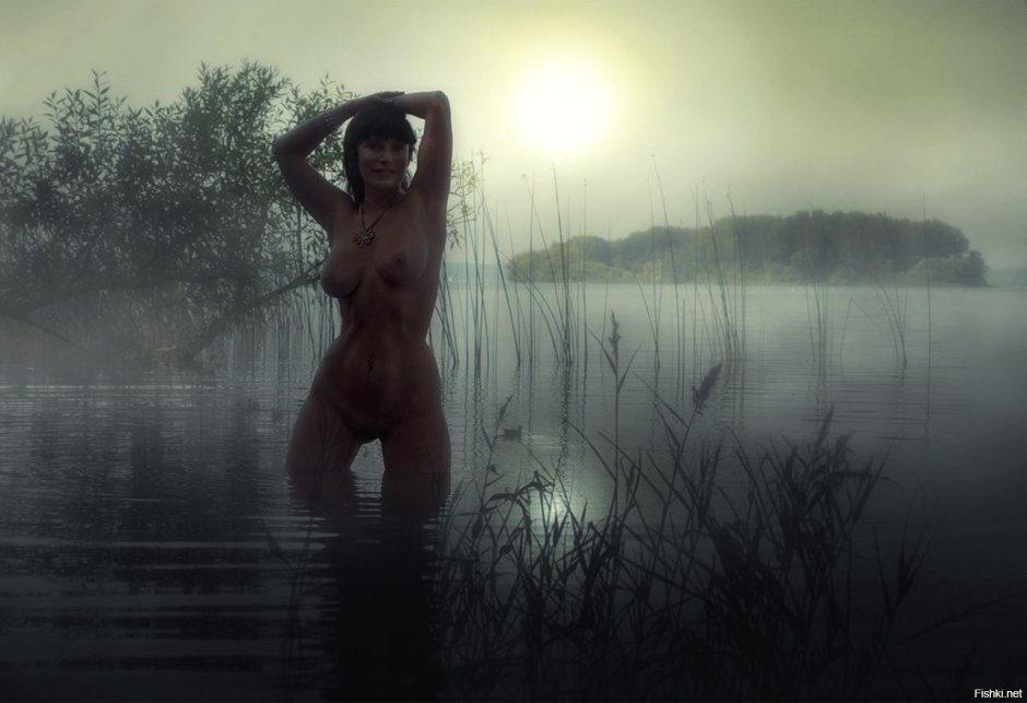 Девушка нагишом в тумане