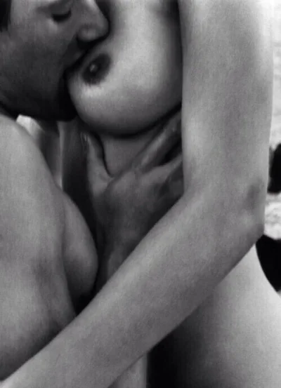 Порно целует грудь