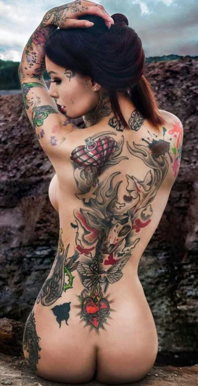 Голые татуированные женщины