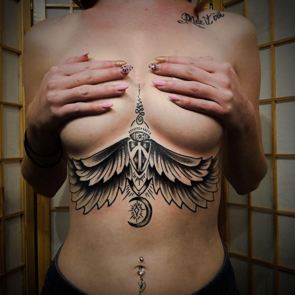 Татуировка на грудине женские