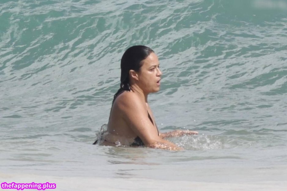 Голая грудь у актрисы мишель родригес