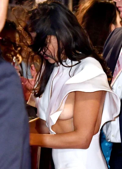 29-летняя британская певица ванесса уайт (vanessa white) засветила грудь