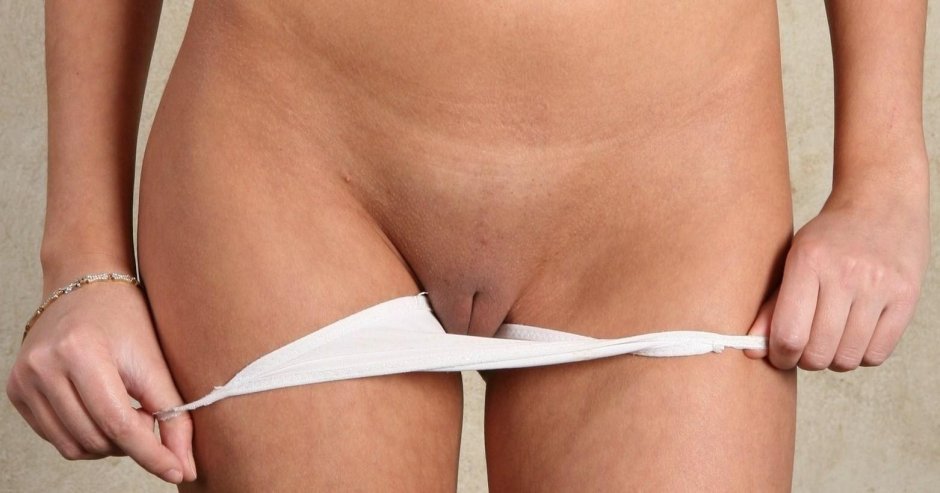 Спустила трусики до колен