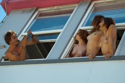 Подглядывание в окна голые