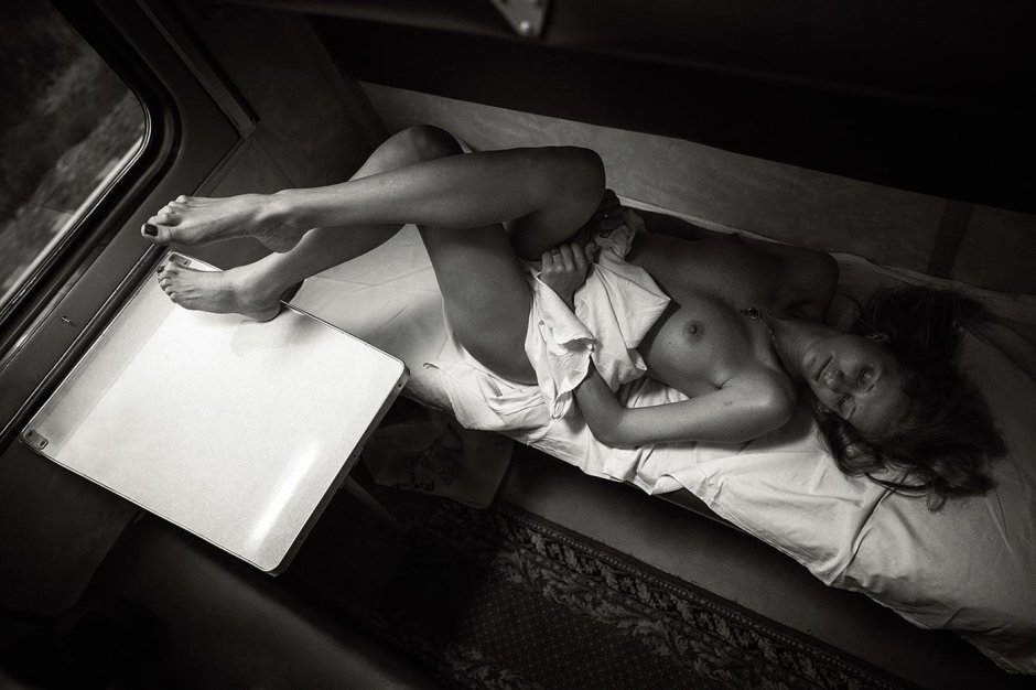 В поезде ню