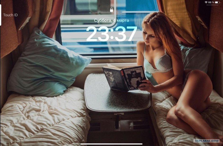 В поезде девушки