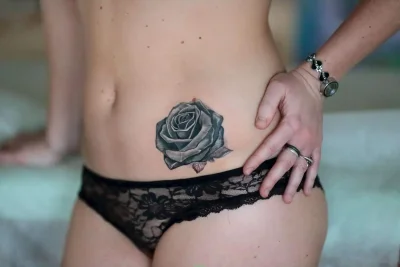 Женские тату на животе