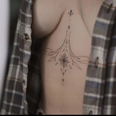 Татуировка между грудью у девушек