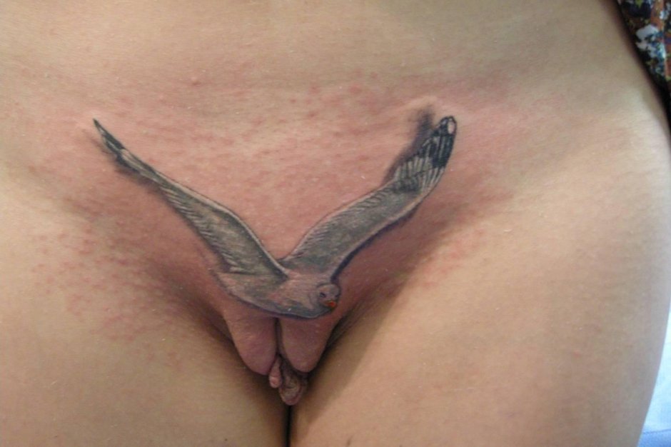 Порно тату на лобке