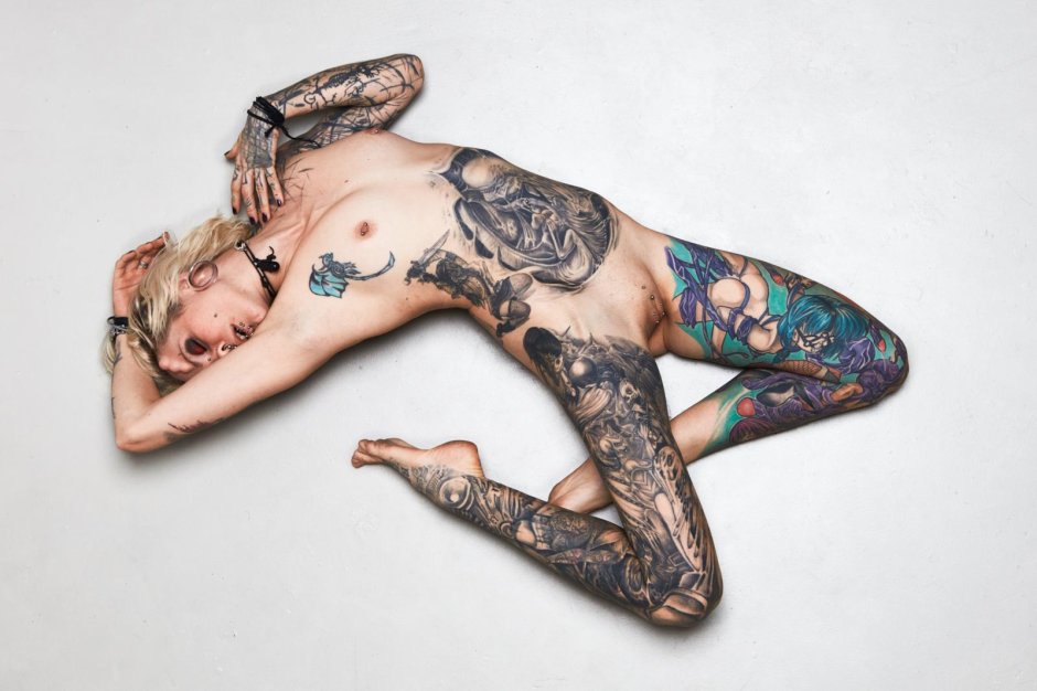 Татуированные голые девушки