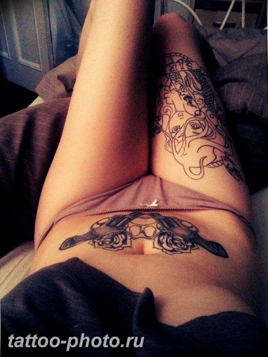 Тату пистолет на животе у девушки