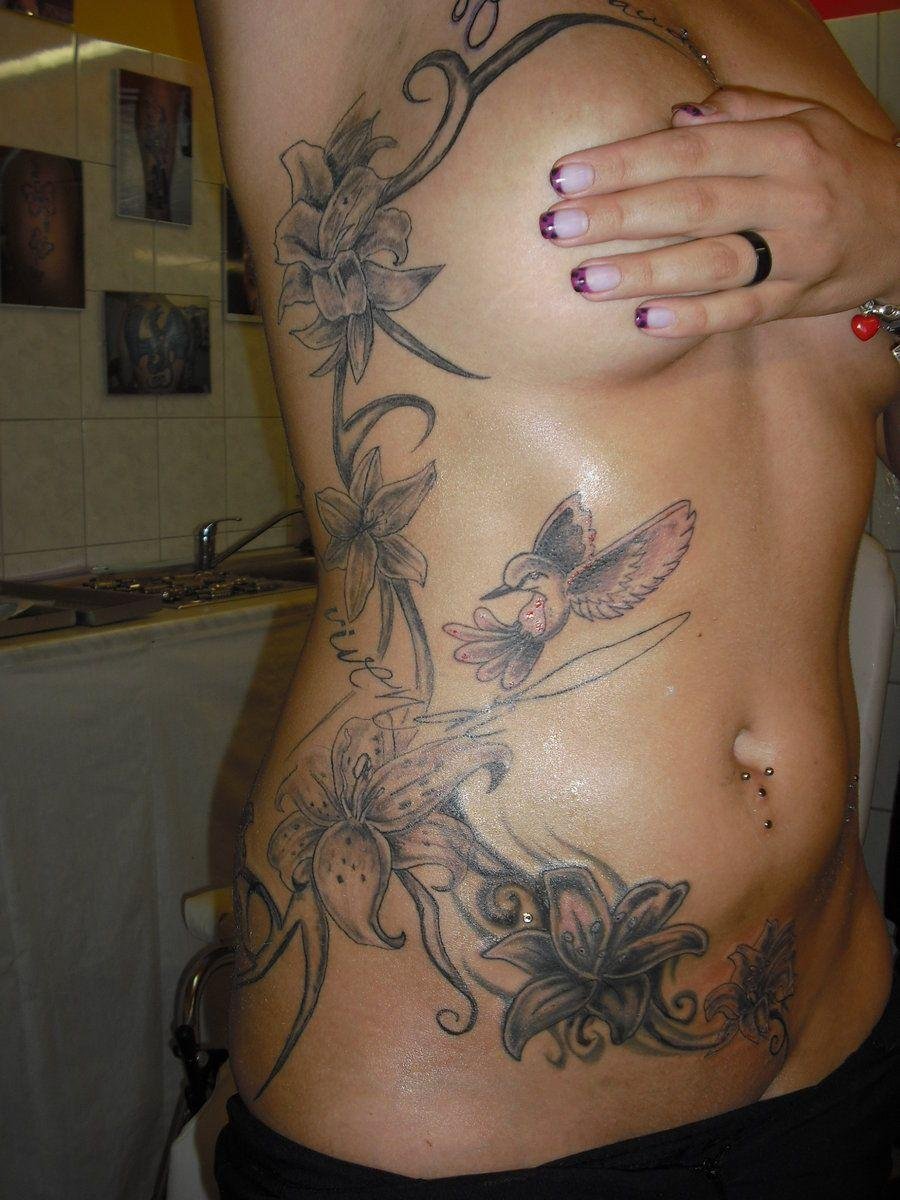 Тату на живот