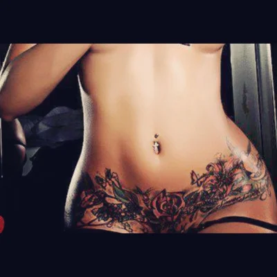 Тату на животе девушки