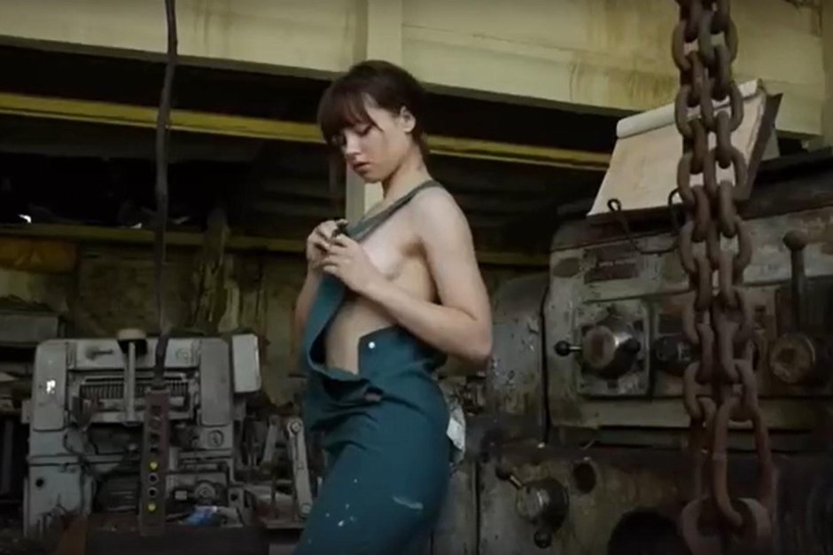 Фотосессия девушек на заводе