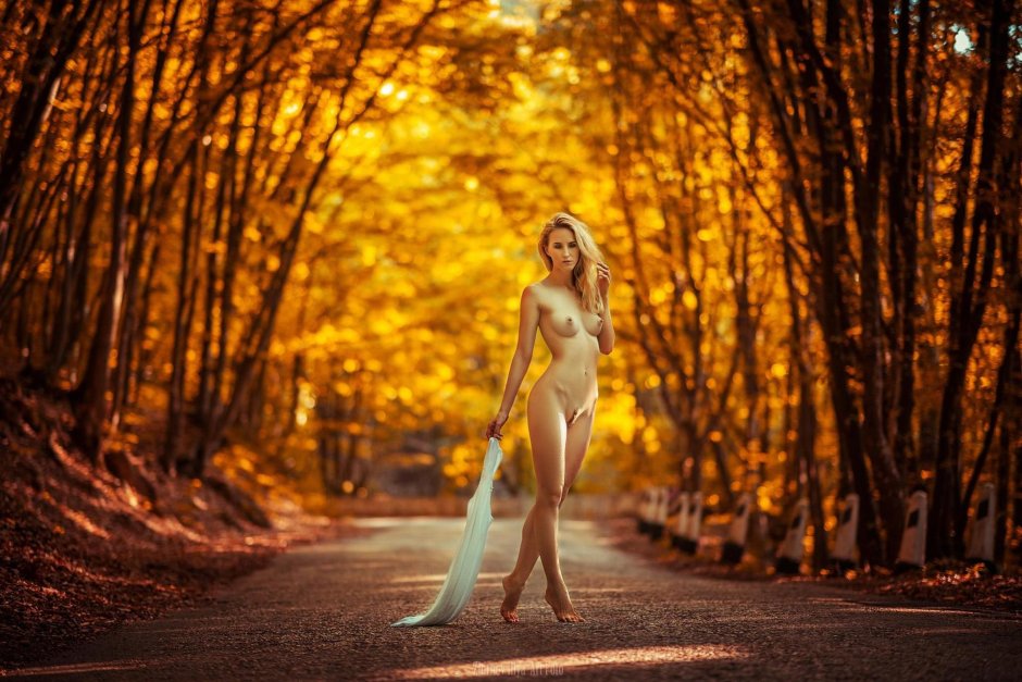 Девушка в осеннем лесу